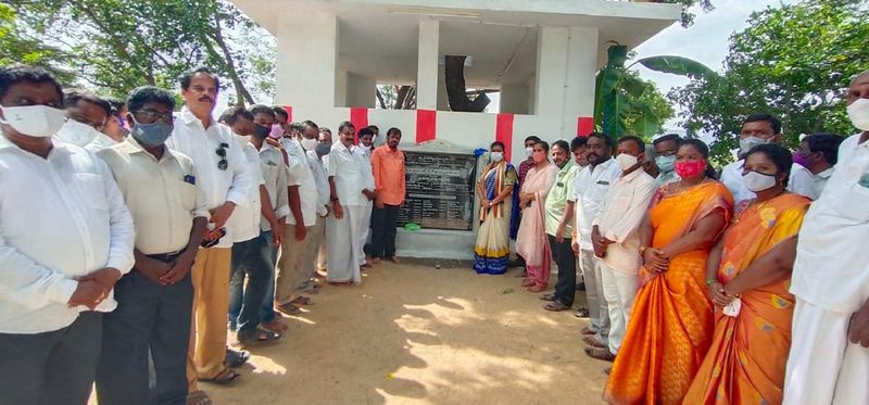 ఆలయ ప్రారంభోత్సవ శిలాఫలకాన్ని ఆవిష్కరిస్తున్న ఎమ్మెల్యే రోజా