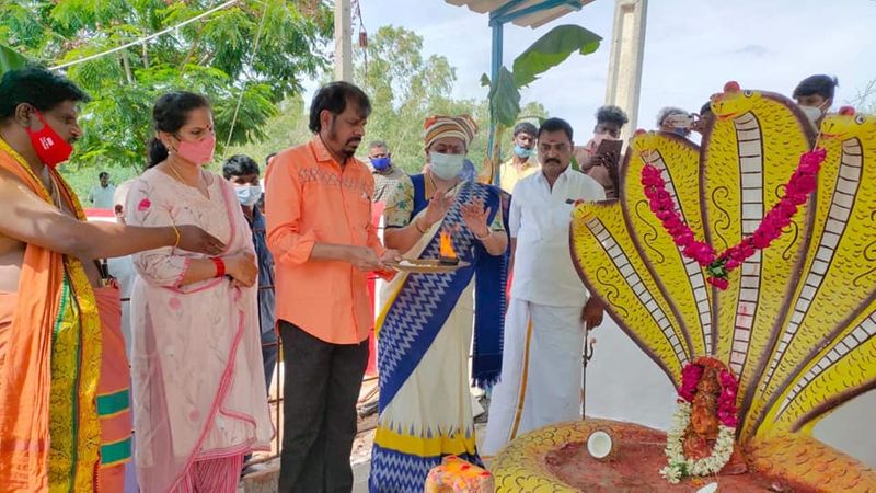 నాగదేవత ఆలయం వద్ద ప్రత్యేక పూజలు చేస్తోన్న రోజా దంపతులు