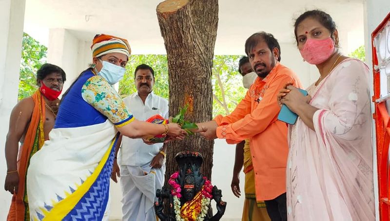 నగరి దేశమ్మ అంటే రోజాకి ఎంతో గురి. జగనన్న మహాసంకల్ప యాత్ర విజయవంతం కావాలని అప్పట్లో 108 కుండలతో ఆమె మహిళలతో కలిసి పొంగళ్ళు పెట్టారు.