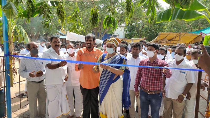 ఆలయాన్ని ప్రారంభిస్తూ రిబ్బన్ కట్ చేస్తున్న రోజా