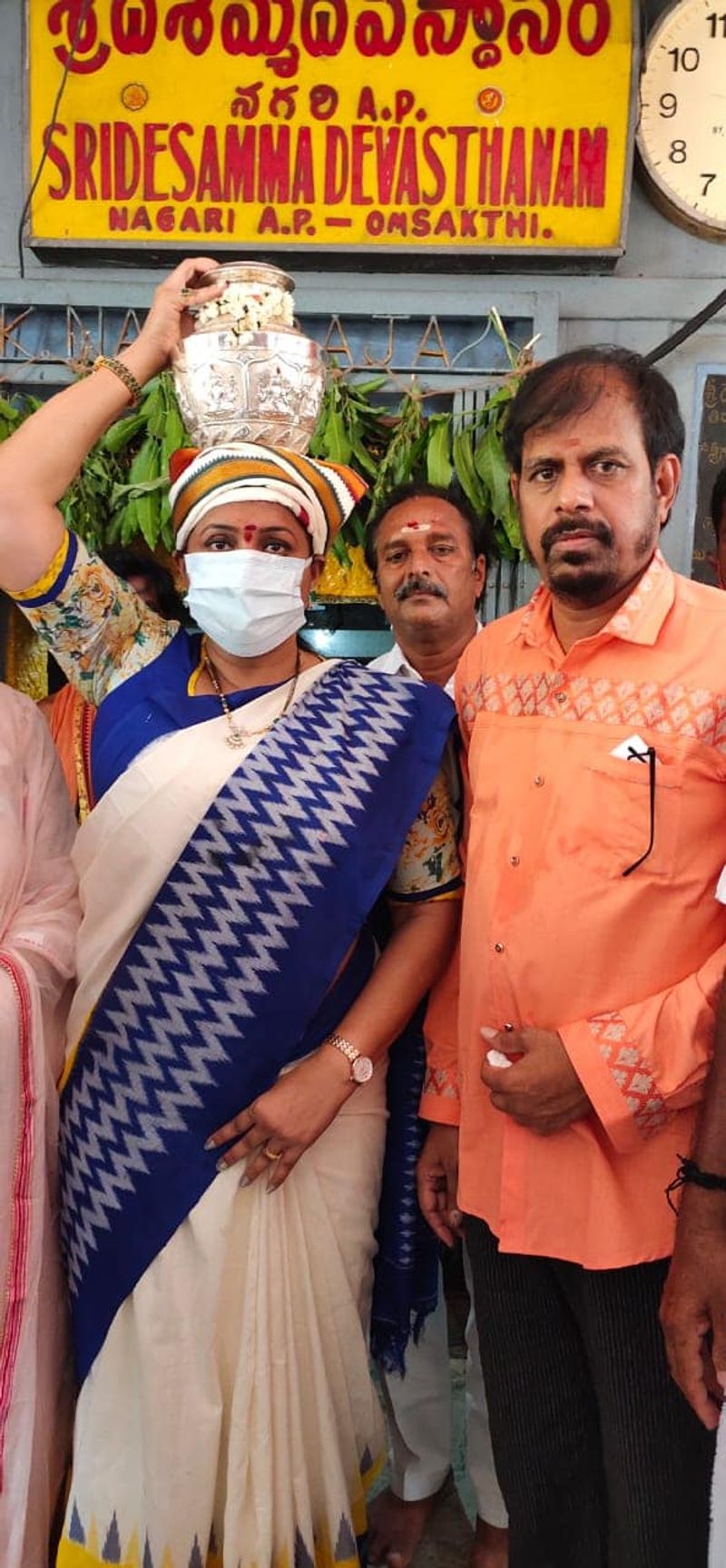 అమ్మవారికి పొంగళిని తీసుకొస్తున్న రోజా