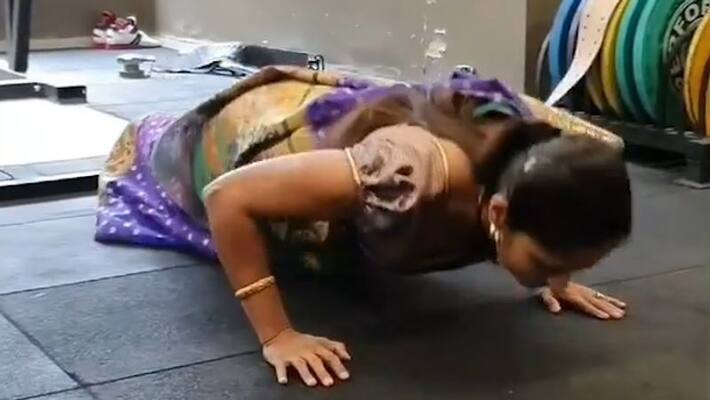 Pune woman inspires netizens with push-ups and weight training in saree-tgy Pune woman inspires netizens with push-ups and weight training in saree-tgy