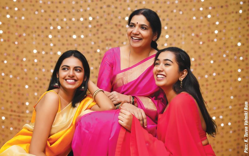 మరోవైపు తెలుగులో స్టార్ హీరో రాజశేఖర్, జీవితల తనయలు హీరోయిన్లుగా ఎంట్రీ ఇస్తున్నారు. చిన్న కుమార్తె శివాత్మిక ఇప్పటికే `దొరసాని` చిత్రంతో హీరోయిన్గా పరిచయమై విపరీతమైన క్రేజ్ని, ఇమేజ్ని సొంతం చేసుకుంది. ఈ అమ్మడికి సిస్టర్ శివానీ ఉన్న విషయం తెలిసిందే.