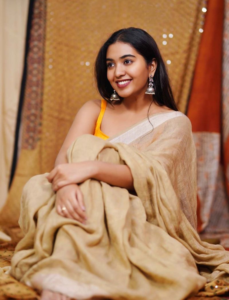 నిజానికి అక్క శివానీ ఎంట్రీనే ముందు జరగాల్సి ఉంది. `టూ స్టేట్స్ ` రీమేక్ని అనౌన్స్ చేశారు. కొంత షూటింగ్ కూడా జరిపారు. ఏంజరిగిందో ఏమో సినిమా ఆగిపోయింది. దీంతో చెల్లి శివాత్మిక ఎంట్రీ జరిగింది. ఆమె వరుస సినిమాలతో బిజీగా ఉంది.