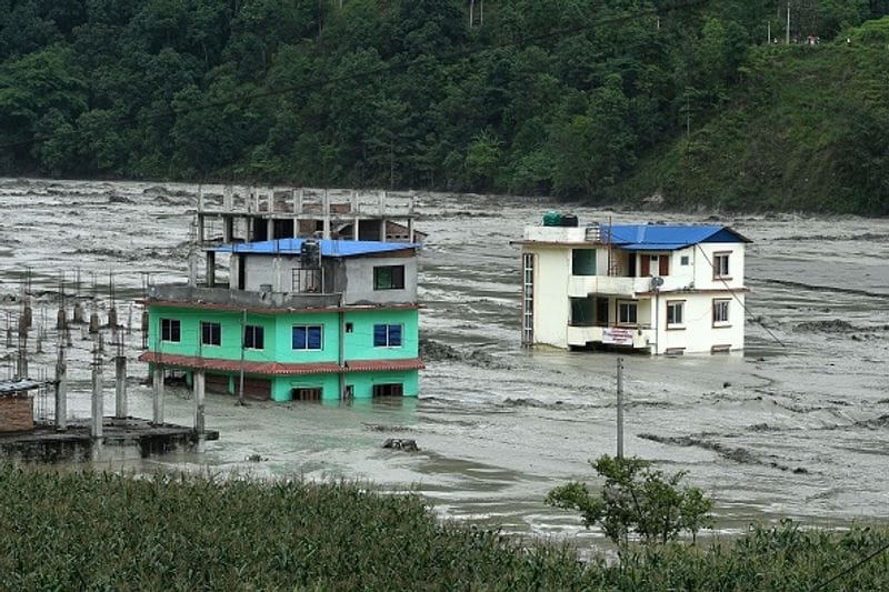 প্রাথমিকভাবে মনে করা হচ্ছে, এই হরপা বানের কারণ উচ্চ পাহাড়ি এলাকায় অতি ভারী বৃষ্টিপাত। তবে অনেকেই মনে করছেন, এর পিছনে তিব্বতের সীমান্তবর্তী উচ্চ উঁচু অঞ্চলের কোনও হিমববাহ ফেটে যাওয়ার ঘটনা থাকতে পারে। ২০১৫ সালের ভূমিকম্পের ফলে, পাহাড়ের অভ্যন্তরীণ অঞ্চলের খাঁড়িগুলিতে প্রচুর পরিমাণে বরফ এবং কাদামাটি রয়ে গিয়েছে। অতি বৃষ্টিতে হিমবাহের নিচে সেইসব বরফ ও কাদামাটির চলনের ফলে কোনও হিমবাহ ফেটে যেতে পারে বলে সন্দেহ করা হচ্ছে।
