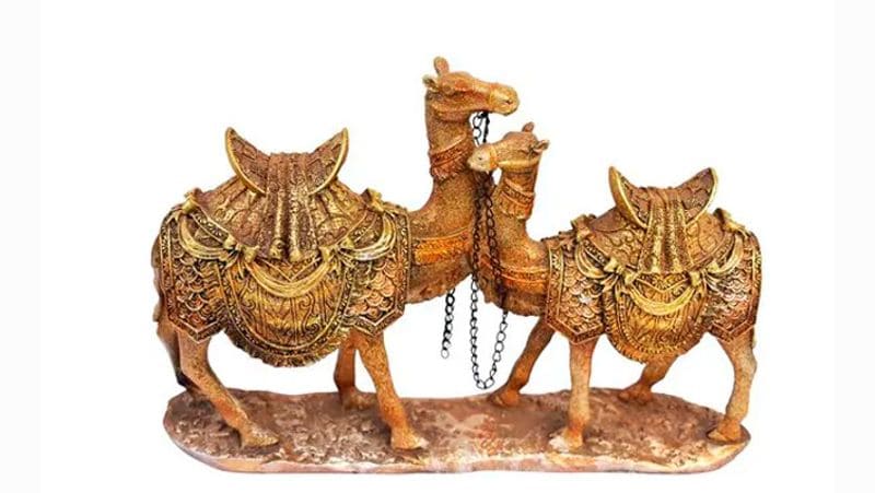 ऊंट का जोड़ा
फेंगशुई में ऊंट की फोटो या प्रतिमा को बहुत ही शुभ माना जाता है। ऊंट रेगिस्तान जैसी विपरीत और कठिन परिस्थिति में भी काम करता रहता है। यही कारण है कि समस्याओं को दूर करने के लिए इसे घर में रखना बहुत ही शुभ माना गया है। फेंगशुई के मुताबिक यदि किसी की लव लाइफ में परेशानियां चल रही हो तो उसे अपने घर में ऊंट रखना चाहिए। इसके अलावा अपने साथी को दो ऊंट यानि जोड़े में इसे गिफ्ट में भी दे सकते हैं। इससे आपके और साथी के बीच नें प्रेम बढ़ता है। इसके अलावा यह तरक्की का सूचक भी माना गया है।