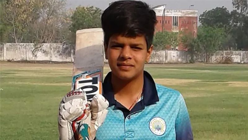 सबसे क्रम उम्र में मारी फिफ्टी
जब शेफाली 15 साल 285 दिन की थी तो उन्होंने वेस्टइंडीज के खिलाफ 49 गेंदों पर 73 रनों की पारी खेली थी। वहीं, जब सचिन ने अपने करियर का पहला फिफ्टी मारा था, तो उनकी उम्र 16 साल 214 दिन थी। ऐसे में वह सबसे कम उम्र में 50+ रन बनाने वाली खिलाड़ी भी बनीं।