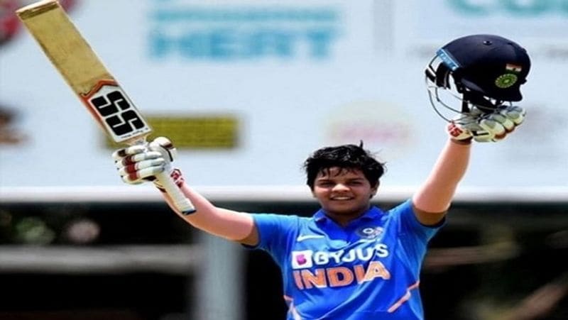 लड़का बनकर ली थी क्रिकेट की कोचिंग
कि शेफाली का इंटरनेशनल लेवल तक पहुंचने का सफर कई सारी मुश्किलों से भरा रहा है। टीम इंडिया की इस महिला खिलाड़ी को लड़का बनकर क्रिकेट की ट्रेनिंग लेनी पड़ी थी। शेफाली के पिता ने बताया था कि रोहतक में लड़कियों के लिए एक भी एकेडमी नहीं थी। ऐसे में उन्होंने अपनी बेटी के बाल कटवा कर उसका एक लड़के की तरह एडमिशन कराया।