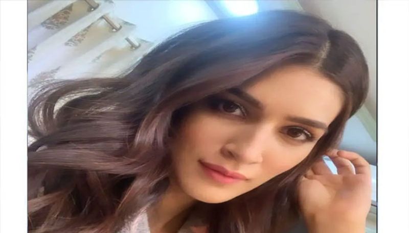 3. కృతీసన్.. మహేష్ నేనొక్కడినే సినిమాతో తెలుగు తెరకు పరిచయమైన కృతి సనన్.. సెల్ఫీ క్వీన్ అని చెప్పొచ్చు. ఆమె తరచూ తన సెల్ఫీలు దిగుతూ ఉంటారు. ఇటీవల నో మేకప్ లుక్ లో ఓ ఫోటోని ఆమె షేర్ చేశారు. కాగా.. ఆ ఫోటో అభిమానులకు బాగా నచ్చేసింది.