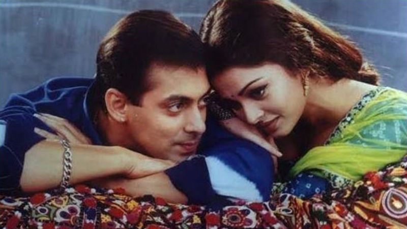 बता दें कि ऐश अपार्टमेंट की 17वीं मंजिल पर रहती थी। उस वक्त देखने वालों का कहना था कि सलमान सुबह 3 बजे तक दरवाजा पीटते रहे थे और उनके हाथ से खूब तक पहने लगा था। मजबूरी में ऐश को दरवाजा खोलकर सलमान को घर के अंदर लेना पड़ा था।