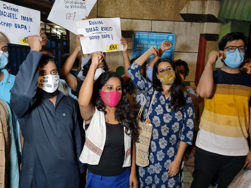 മൂന്ന് വിദ്യാർത്ഥി നേതാക്കളെയും 2020 മെയ് മാസത്തിലാണ് ദില്ലി പൊലീസ് അറസ്റ്റ് ചെയ്തത്. 2020 ഫെബ്രുവരിയിൽ നടന്ന ദില്ലി അക്രമത്തിന്റെ പിന്നില് ഇവരെന്ന് ദില്ലി പൊലീസ് ആരോപിക്കുന്നു. കലാപത്തില് 53 പേർ മരിക്കുകയും 200 ലധികം പേർക്ക് പരിക്കേൽക്കുകയും ചെയ്തതായി ദില്ലി പൊലീസ് പറയുന്നു. ഉമര്ഖാലിദ് , ഷര്ജില് ഇമാം തുടങ്ങി 12 -ഒളം വിദ്യാര്ത്ഥി നേതാക്കള് ഈ കേസില് ഇപ്പോഴും ജയിലുകളിലാണ്. 