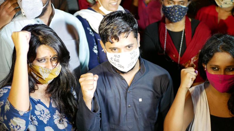 ജനങ്ങളിലും ജനാധിപത്യത്തിലുമാണ് തനിക്ക് വിശ്വാസമെന്നും കോടതികളിൽ നിന്ന് നീതി ലഭിക്കുമെന്നും അഭിപ്രായ വൃത്യാസം ഇനിയും ഉറക്കെ പറയുമെന്നും നടാഷ പറഞ്ഞു. കോടതിയോട് നന്ദി പറയുന്നു. രാജ്യത്തെ നിയമ വ്യവസ്ഥയില് വിശ്വാസമുണ്ടെന്നും കള്ളക്കേസിൽ കുടുക്കി ദില്ലി പൊലീസ് ജയിൽ അടച്ച മറ്റുള്ളവർക്കും പുറത്തിറങ്ങാനാകുമെന്ന് വിശ്വസിക്കുന്നതായും അവര് പറഞ്ഞു. ജാമ്യം കിട്ടി പുറത്തിറങ്ങിയതിൽ സന്തോഷമുണ്ടെന്നും അവർ വ്യക്തമാക്കി. 