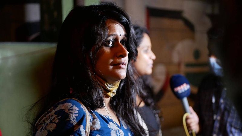 ദില്ലി കലാപക്കേസിൽ ജാമ്യം ലഭിച്ച വിദ്യാർത്ഥി നേതാക്കളെ ഉടൻ മോചിപ്പിക്കാൻ വിചാരണക്കോടതി ഈ മാസം 15 നാണ് ഉത്തരവിട്ടത്. കേസിലെ പ്രതികളായ ദേവാംഗന കലിത, നടാഷാ നർവാൾ, ആസിഫ് എന്നിവർക്കായിരുന്നു കോടതി ജാമ്യം നൽകിയത്. എന്നാൽ ജാമ്യം കിട്ടി ഇരുപത്തിനാല് മണിക്കൂർ കഴിഞ്ഞിട്ടും ജയിൽ മോചിതരാകാൻ കഴിയാതെ വന്നതോടെ ഇവർ ഹൈക്കോടതിയെ വീണ്ടും സമീപിച്ചിക്കുകയായിരുന്നു. 