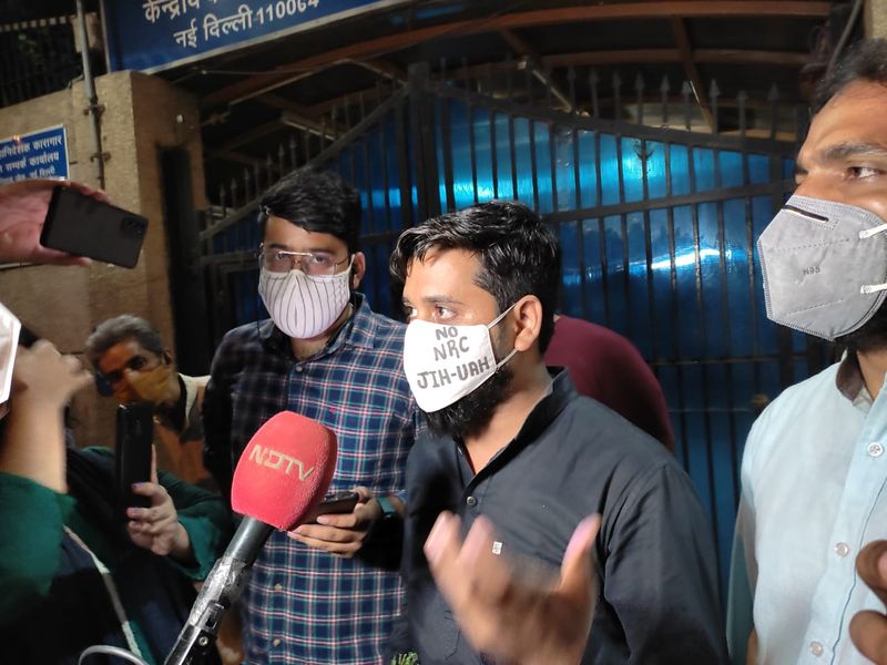 സമയം നീട്ടി നൽകണമെന്ന പൊലീസ് ആവശ്യം തള്ളിയ വിചാരണക്കോടതി മൂന്ന് പേരെയും ഉടൻ മോചിപ്പിക്കാനുള്ള ഉത്തരവ് തീഹാർ ജയിൽ അധികൃതർക്ക് കൈമാറുകയായിരുന്നു. നേരത്തെ ജാമ്യം നൽകിയ ഹൈക്കോടതി ഉത്തരവ് റദ്ദാക്കണമെന്നാവശ്യപ്പെട്ട് ദില്ലി പൊലീസ് സുപ്രീം കോടതിയെ സമീപിച്ചിരുന്നു. ഇതിൽ വിധി വരുന്നത് വരെ പ്രതികളെ ജയിലിൽ വെക്കാനുള്ള പൊലീസ് നീക്കമാണ് ഇതോടെ പാളിയത്. 