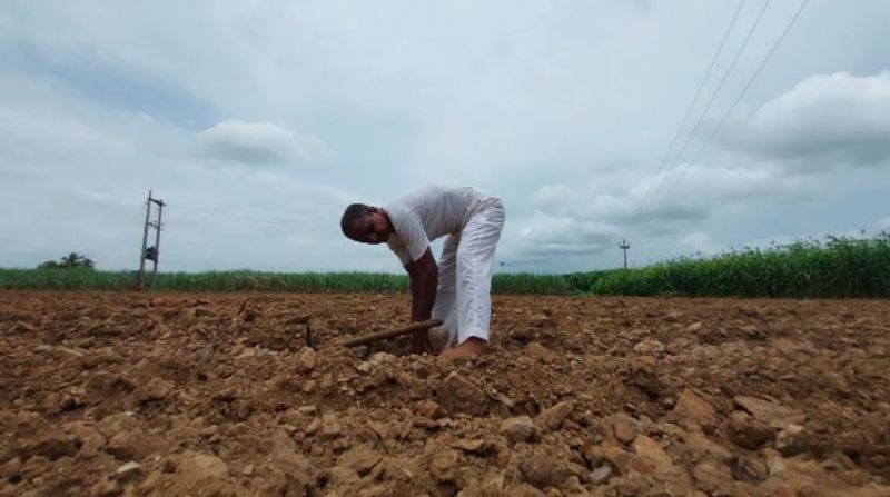 मीडिया से बात करते हुए सोमनाथ ने कहा, हाल ही में मुझे इसरो में एक वरिष्ठ वैज्ञानिक के रूप में नौकरी मिली है। मैंने मैकेनिकल इंजीनियरिंग में बीटेक किया है। आईआईटी दिल्ली से मैकेनिकल डिजाइन कर रहा हूं। मैंने 2016 में इसरो के लिए अप्लाई किया था, लेकिन तब मैं लिखित परीक्षा पास नहीं कर पाया था। 2019 में मैंने फिर से अप्लाई किया। मेरा चयन 2 जून 2021 को एक वरिष्ठ वैज्ञानिक के रूप में हुआ।