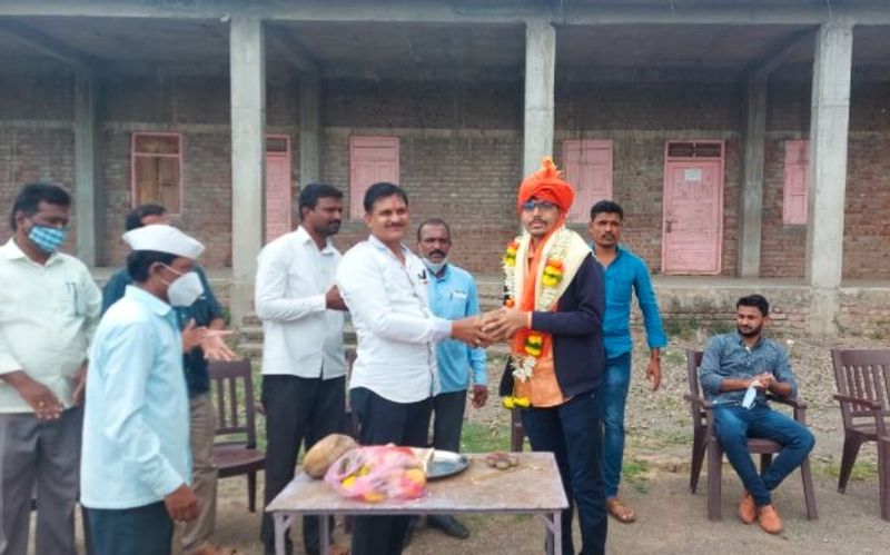 सोमनाथ ने शुरुआती पढ़ाई गांव के एक स्कूल में की। उनका सफर संघर्ष और कठिनाइयों से भरा रहा है। बेटे की पढ़ाई के लिए सोमनाथ के माता-पिता और भाई ने मजदूरी तक की। वे पेशे से किसान हैं। सोमनाथ की 10वीं की पढ़ाई अपने गांव के सेकेंडरी स्कूल से की है। उन्होंने गेट परीक्षा में 916वीं रैंक हासिल की और आईआईटी दिल्ली में मैकेनिकल डिजाइनर में दाखिला लिया। आईआईटी में ही सोमनाथ को विमान के इंजन के डिजाइन पर काम करने का मौका दिया गया था। 