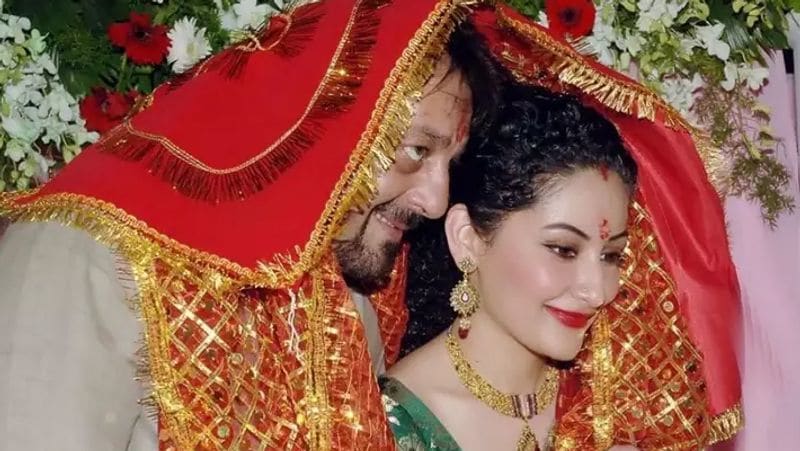 बता दें कि संजय दत्त वेलेंटाइन डे (14 फरवरी) के दिन शादी करना चाहते थे। हालांकि यह बसंत पंचमी को हुई। संजय और मान्यता ने शादी से पहले करीब दो साल तक एक-दूसरे को डेट किया। इनकी शादी में बॉलीवुड से उनके दोस्त सुनील शेट्टी और उनकी पत्नी माना शेट्टी खास तौर पर शामिल हुए थे।