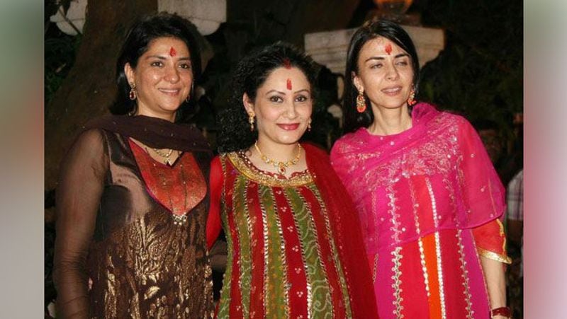 संजय की बहनें प्रिया और नम्रता मान्यता को बिल्कुल भी पसंद नहीं करती थीं। जब संजय ने मान्यता से शादी की थी तो दोनों ही बहनें इसमें शामिल नहीं हुई थी। हालांकि, वक्त के साथ-साथ ननद-भाभी के बीच रिश्ते सुधर गए।
