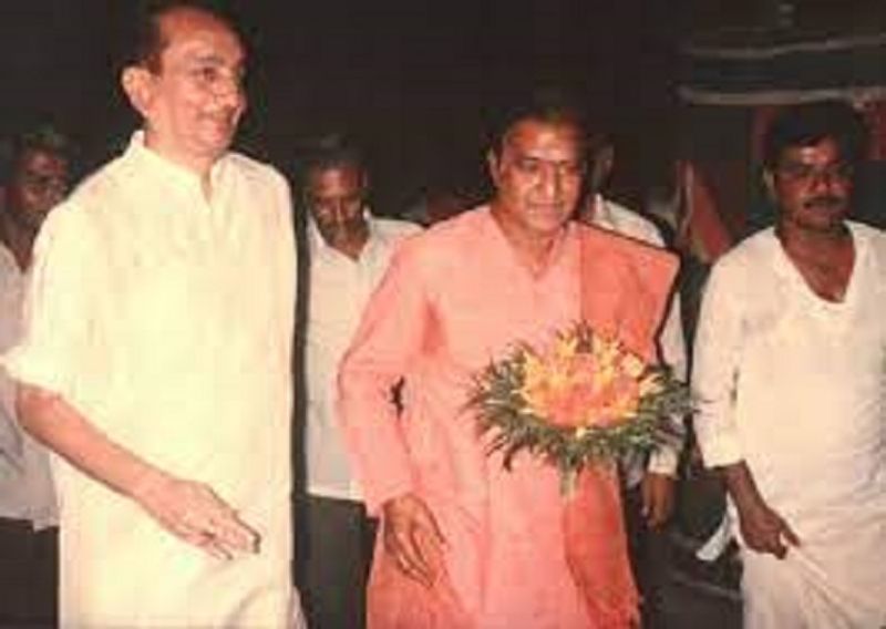 ఆ తర్వాత నల్లపురెడ్డి శ్రీనివాసులు రెడ్డి టీడీపీ ముఖ్య నేతగా ముందుకు వచ్చారు. ఎన్టీఆర్ తర్వాత ఆయనే అధికార కేంద్రంగా ఉంటూ వచ్చారు. చెప్పాలంటే పార్టీలో ఆయన రెండో అధికార కేంద్రంగా కొనసాగారు. ఇది సహజంగానే ఎన్టీఆర్ కు లేదా ఆయన కుటుంబ సభ్యులకు నచ్చని వ్యవహారం. దీంతో పార్టీలో రాజకీయాలు ఆయనకు వ్యతిరేకంగా మారాయి. దీంతో ఆయన పార్టీ నుంచి తప్పుకోవాల్సిన పరిస్థితి ఏర్పడింది. ప్రస్తుత కాంగ్రెసు నాయకుడు జానా రెడ్డి కూడా టీడీపీ నుంచి తప్పుకోవాల్సిన పరిస్థితి అందుకే వచ్చింది. 