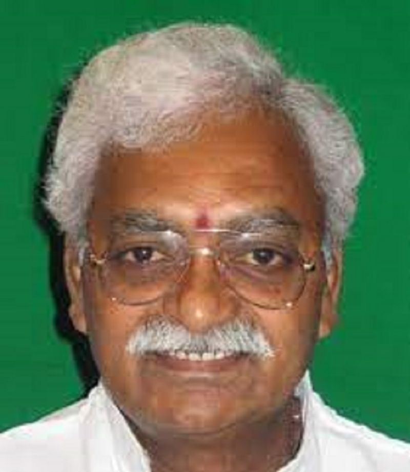 టీఆర్ఎస్ విషయానికి వస్తే.. ఇన్నయ్య కేసీఆర్ కు అన్ని విధాల పక్కన నిలబడుతూ వచ్చారు. కొంత కాలం తర్వాత ఆయన కేసీఆర్ కు దూరం కావాల్సి వచ్చింది. ఆయన ప్రస్తుతం ఓ అనాథ శరణాలయం నడుపుతున్నారు. ఆ తర్వాత కేసీఆర్ ఆలే నరేంద్రకు కేసీఆర్ అత్యధిక ప్రాధాన్యం ఇచ్చారు. తన తర్వాతి నాయుకుడిగా ఆలే నరేంద్రను చూపిస్తూ వచ్చారు. చివరకు ఆయన పార్టీలో ఇమడలేని పరిస్థితులను ఎదుర్కున్నారు. దాంతో బయటకు రావాల్సి వచ్చింది. 