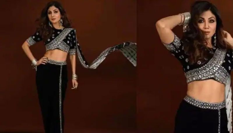 నలుపు రంగు ఎంబ్రాయిడరీ చీరను రితీ ఆ ర్నేజా డిజైన్ చేశారు. అయితే.. ఈ చీర చాలా డిఫరెంట్ గా ఉంది. సాధారణంగా మనం చీర కొంగును.. జాకెట్ మీద వేసి పిన్ను పెట్టుకుంటాం. అయితే.. ఈ చీరలో కొంగు జాకెట్ కే ఎటాచ్ అయ్యి ఉంది.
