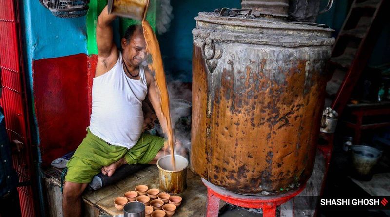 కోల్కతాలోని బెంటింక్ స్ట్రీట్లో ఉన్న ఈ దుకాణాన్ని ‘టాంకీ చాయ్ షాప్’ అని కూడా పిలుస్తారు. ఈ దుకారణంలో టీ తయారుచేయడానికి సమోవర్లు ఉపయోగిస్తారు.