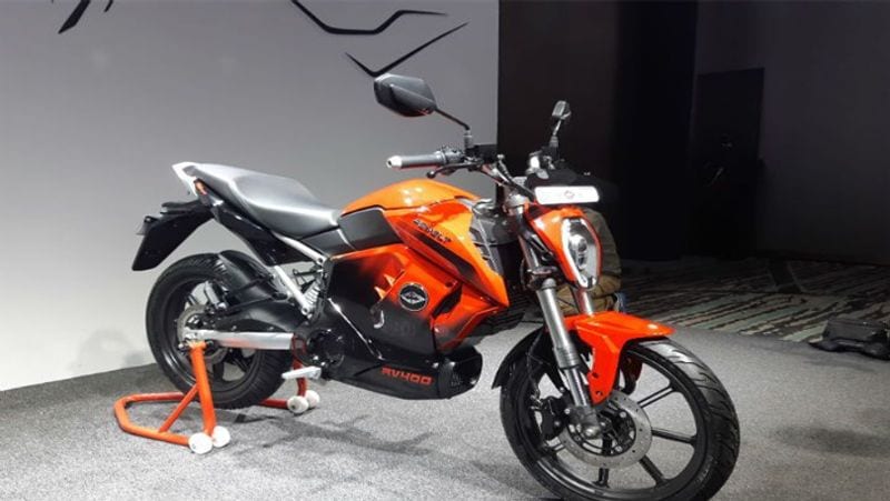ये है शानदार फीचर्स
RV400 में 3 kW का इलेक्ट्रिक मोटर दिया गया है, जो 50 Nm का टॉर्क जेनरेट करता है। इसमें तीन राइडिंग मोड- Eco, Normal, और Sports मिलते हैं। स्पोर्ट्स मोड पर इसकी रफ्तार 85kmph है। वहीं, नॉर्मल मोड में 100 किलोमीटर और ईको मोड में 150 किलोमीटर तक ये गाड़ी चल सकती है।