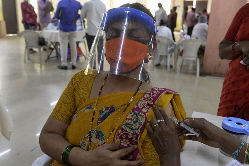इससे पहले उत्तर प्रदेश और बिहार में गंगा नदी में कोविड-19 संक्रमित व्यक्तियों के शव तैरते पाए गए थे। स्थानीय रिपोर्टों में दावा किया गया कि 100 से अधिक शवों को नदी में फेंक दिया गया था।