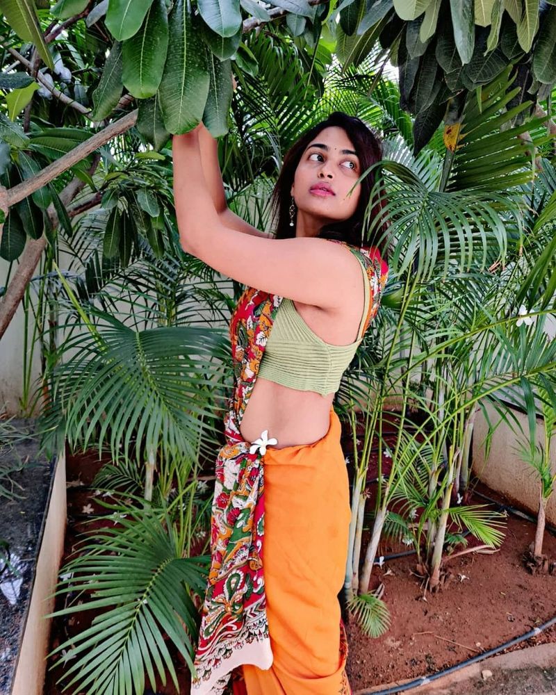 అభిజీత్ వెనుకే తిరగడం, అతన్ని ఎవరైనా ఏమైనా అంటే తననే అన్నట్లు బాధపడడం, పోరాడడం చేసేది. అంతగా ఇష్టపడిన అభిజీత్ మాత్రం టైటిల్ కొట్టి బయటికి వచ్చాక తూచ్.. హారిక నా చెల్లెలు అనేశాడు. ఇది హారికను బాగా హర్ట్ చేసినట్లు సమాచారం.