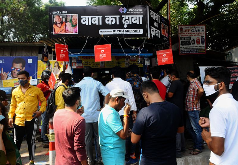 वीडियो में कांता प्रसाद ने रोते हुए अपने बनाए हुए खाने दिखाए। जब उससे पूछा गया कि उन्होंने कितना कमाया है तो उन्होंने 10 रुपए के कुछ नोट दिखाए और फिर से रोने लगे। उन्होंने कहा था कि लॉकडाउन के बाद से जीवन बहुत कठिन हो गया है।