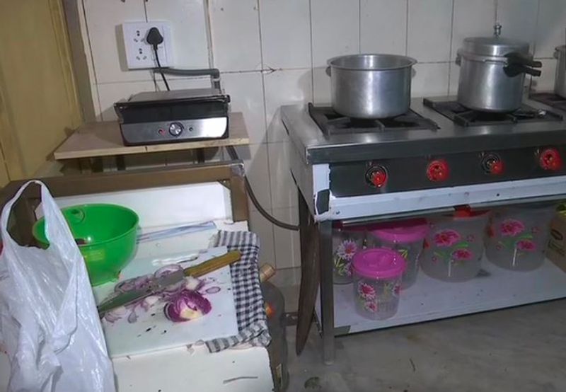 फिर कांता प्रसाद की जिंदगी में ब्लॉगर गौरव वासन की एंट्री हुई। उन्होंने कांता प्रसाद और उनकी पत्नी का वीडियो बनाकर सोशल मीडिया पर डाला। रातों-रात ढाबा लोकप्रिय हो गया।