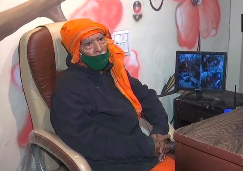 कांता प्रसाद का वीडियो सोशल मीडिया पर वायरल हो गया। वीडियो में उनकी पत्नी बीमा देवी भी थीं। इसके बाद वीडियो को लेकर बॉलीवुड सितारों, क्रिकेटरों और यहां तक कि दिल्ली के मुख्यमंत्री अरविंद केजरीवाल ने भी प्रतिक्रिया दी।