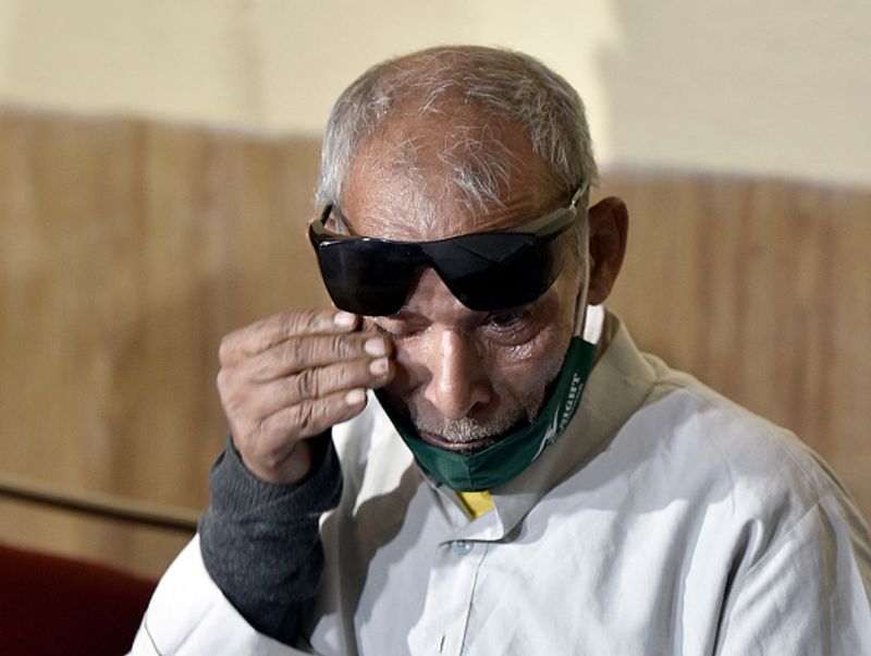 उन्होंने कहा, लोग जानना चाहेंगे कि हमने उनके पैसे का क्या किया। हमने कुछ घर बनाने में खर्च किया, कुछ रेस्तरां में और कुछ हमने अपने भविष्य के लिए बचाए हैं। हम जहां हैं वहीं संतुष्ट हैं।