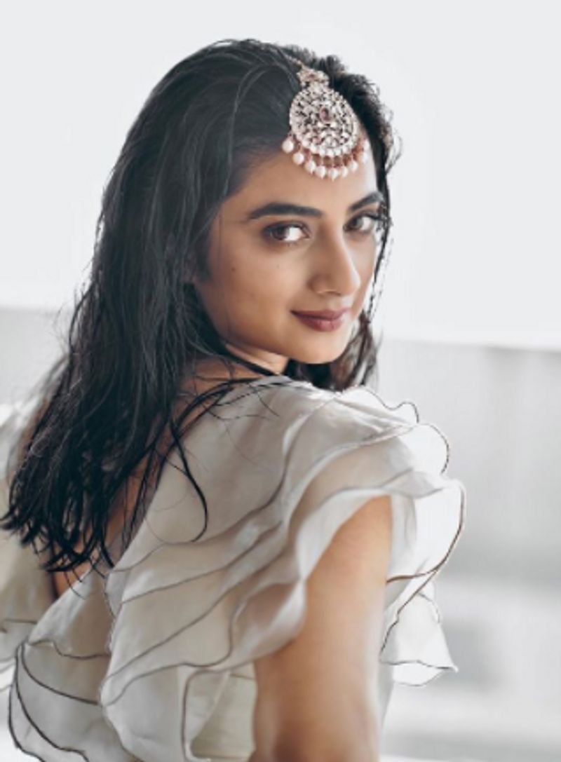 എന്തായാലും നമിതാ പ്രമോദിന്റെ ഫോട്ടോകളും ഹിറ്റാകുകയാണ്.