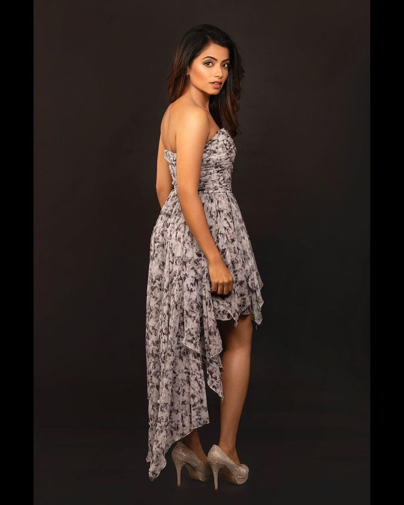 అవును ఇప్పుడు నవ్యస్వామి క్రేజ్.. సెక్సీ యాంకర్స్ అనసూయ, రష్మి, వర్ష, వర్షిణి, దీపికా పిల్లి, విష్ణు ప్రియా, శ్రీముఖి వంటి వారిని మించిపోయేలా ఉంది.