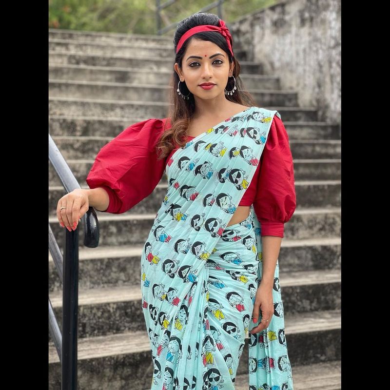 తాజాగా ఈ బ్యూటీ పంచుకున్న గ్లామర్ ఫోటోలు సోషల్ మీడియాలో బర్నింగ్గా మారాయి. నెటిజన్ల ఎగబడి చూస్తున్నారు. అంతేకాదు అందాల ప్రదర్శనలోనూ డోస్ పెంచిందీ బ్యూటీ. పొట్టి డ్రెస్సుల్లో హోయలు పోయింది.
