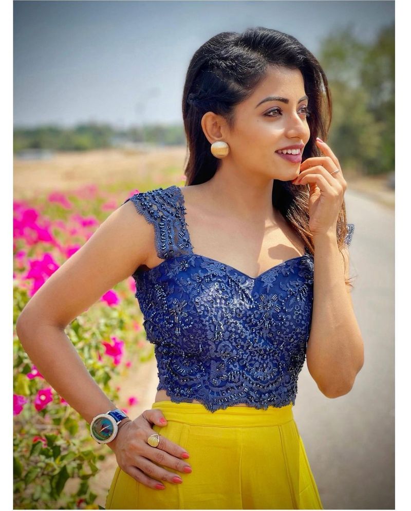 నవ్య స్వామి వరుసగా టీవీ సీరియల్స్ , టీవీ షోస్తో బిజీగా ఉంది.