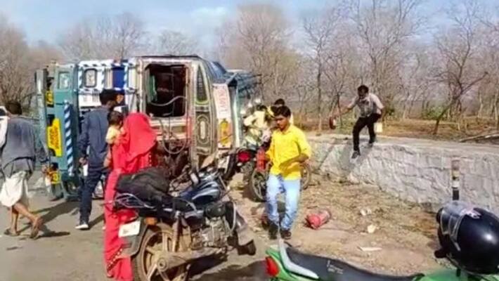 Tanker overturned, Villagers Busy Looting Petrol Tanker overturned, Villagers Busy Looting Petrol