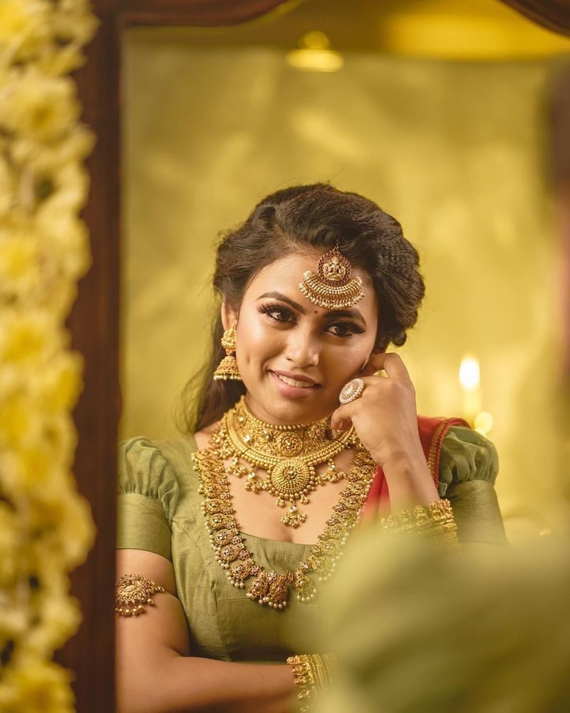 பொன் நகைகள் பூட்டி பூரிக்க வைக்கும் அழகி 