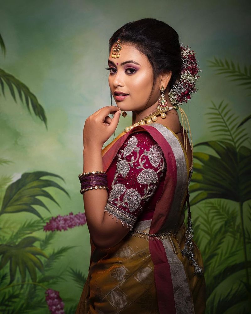 சேலையில் எப்போதுமே தனி அழகு தான் 