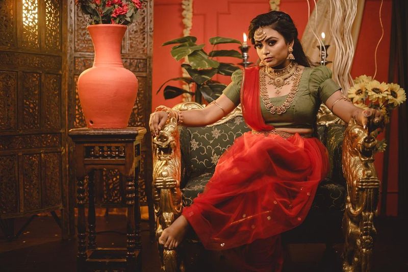 விதவிதமான உடையில்... வித்தியாசமான போஸ் 