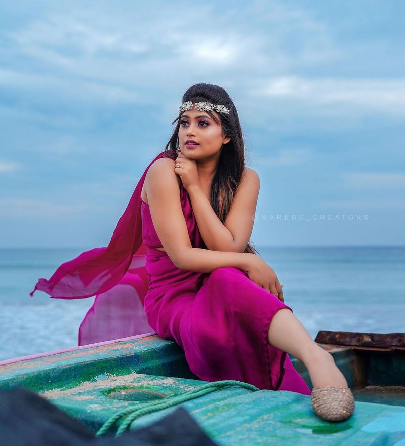 கடலின் நடுவே... கடற்கன்னியாய் மாறி அமர்த்திருக்கும் ஃபரீனா 