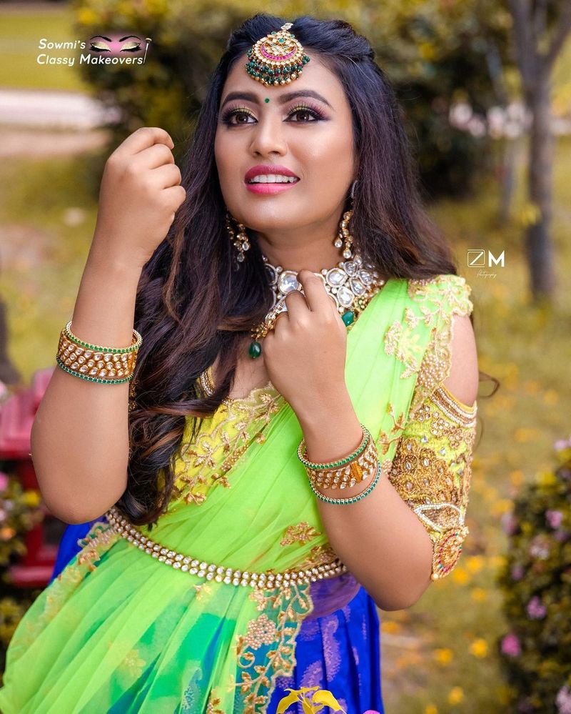 பச்சை கிளி போல் இருக்காங்களே 