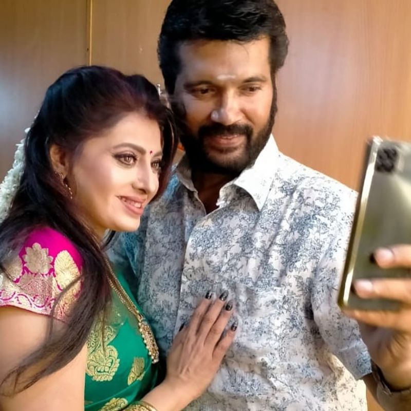 இந்நிலையில் ரஞ்சித் - பிரியா ராமன் தம்பதிகள் விவாகரத்து பெற்று 8 ஆண்டுகளுக்கு பின்னர், மீண்டும் தங்களது திருமண நாளில் நெருக்கமாக எடுத்து கொண்ட செல்பி புகைப்படத்தை வெளியிட்டுள்ளனர்.