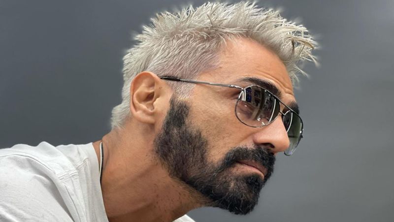 एक ने कमेंट करते हुए लिखा है- मेरी आंखें अर्जुन रामपाल को काले बालों के साथ देखने के लिए मचल रही हैं। एक ने कमेंट किया- सुपर कूल, तो एक अन्य ने लिखा- बहुत ज्यादा हॉट। कई फैन्स ने आग लगाने वाली इमोजी शेयर की। 