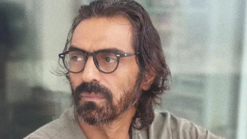 1972 को जन्में अर्जुन रामपाल के पिता का नाम अमरजीत रामपाल और मां का नाम ग्वेन रामपाल है। उनका जन्म जबलपुर, मध्यप्रदेश में हुआ था पर पढ़ाई तमिलनाडु के कोडाइकनाल इंटरनेशनल स्कूल से की। स्कूली पढ़ाई पूरी करने के बाद उन्होंने दिल्ली के हिन्दू कॉलेज से ग्रेजुएशन किया। 