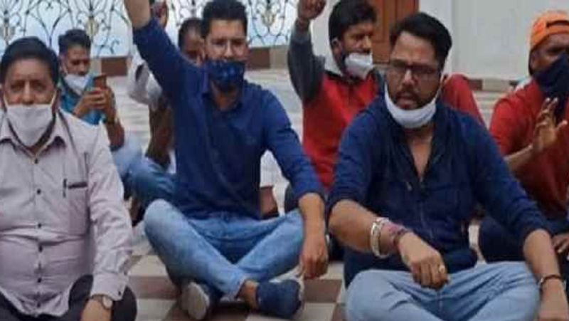 कठैत के समर्थन में आंदोलन करेगी कांग्रेस
सब इंस्पेक्टर नीरज कठैत के सपोर्ट में विपक्षी दल कांग्रेस आ गई है। मसूरी कांग्रेस अध्यक्ष गौरव अग्रवाल ने कहा- उनका ट्रांसफर नहीं रोका गया तो आंदोलन किया जाएगा। सब इंस्पेक्टर की गलती के बिना ही उन्हें दंड दिया जा रहा है। 