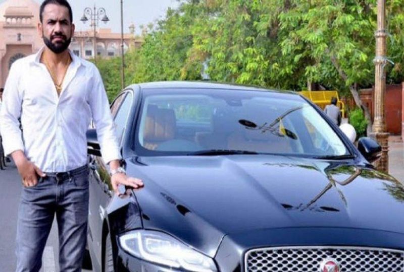 తన ధాబా పనితో పాటు రాజపార్క్లోని ఆదర్శ్ విద్యా మందిరంలో అడ్మిషన్ పొందారు. స్నేహితుల నుండి పుస్తకాలు, నోట్ బుక్లను తీసుకొని రాహుల్ తన చదువును కొనసాగించాడు, చివరికి 92 శాతం మార్కులు సాధించి ఉత్తీర్ణుడు అయ్యాడు. రెండేళ్లపాటు ధాబాలో పని చేసిన తరువాత అతను దీపావళి సందర్భంగా పటాకులు, హోలీ సమయంలో రంగులు, మకర సంక్రాంతి సమయంలో గాలిపటాలు, రాక్షంధన్ సమయంలో రాఖీలను విక్రయించడం మొదలుపెట్టాడు. కాస్త పెద్దయ్యాక కార్లు నడపడం, ఇంటి నుండి ఇంటికి ప్రతిరోజూ న్యూస్ పేపర్ వేయడం పనులు కూడా చేసేవాడు.
