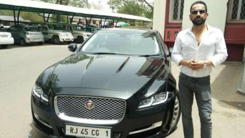 1 నంబర్ ఎప్పుడూ అతను నంబర్ వన్ అవ్వాలనుకునే రాహుల్ ఇష్టమైన నంబర్. అతను తన వాహనాల నంబర్ ప్లేట్లలో నంబర్ 1 ఉండటం తప్పనిసరి. అతను దానిని సొంతం చేసుకోవడానికి ఎంత డబ్బు ఖర్చు అయిన చేస్తాడు. 2011లో రాహుల్ రూ.10 లక్షల విలువైన బిఎమ్డబ్ల్యూ కోసం విఐపి 0001 నంబర్ ప్లేట్ను కొనుగోలు చేశాడు. అలాగే, అతని సెల్ ఫోన్ నంబర్లలో చివరి ఏడు అంకెలు కూడా ఒకటి. 