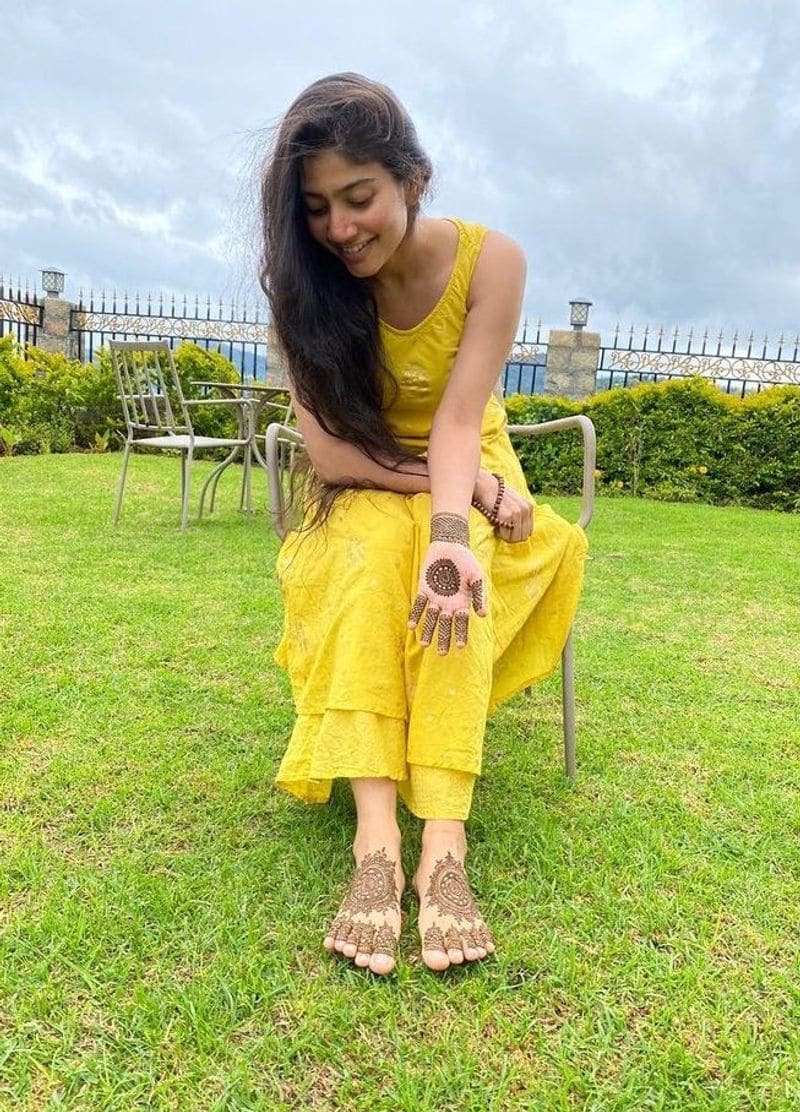 సాయిపల్లవి హీరోయిన్గా పలు క్రేజీ ప్రాజెక్ట్ ల్లో నటిస్తుంది. గ్లామర్కి అతీతంగా పాత్రకి ప్రాధాన్యత కలిగిన సినిమాలు చేస్తూ తన ప్రత్యేకతని చాటుకుంటుంది.